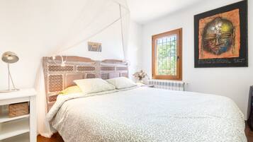 3 slaapkamers, een strijkplank/strijkijzer, gratis wifi, beddengoed