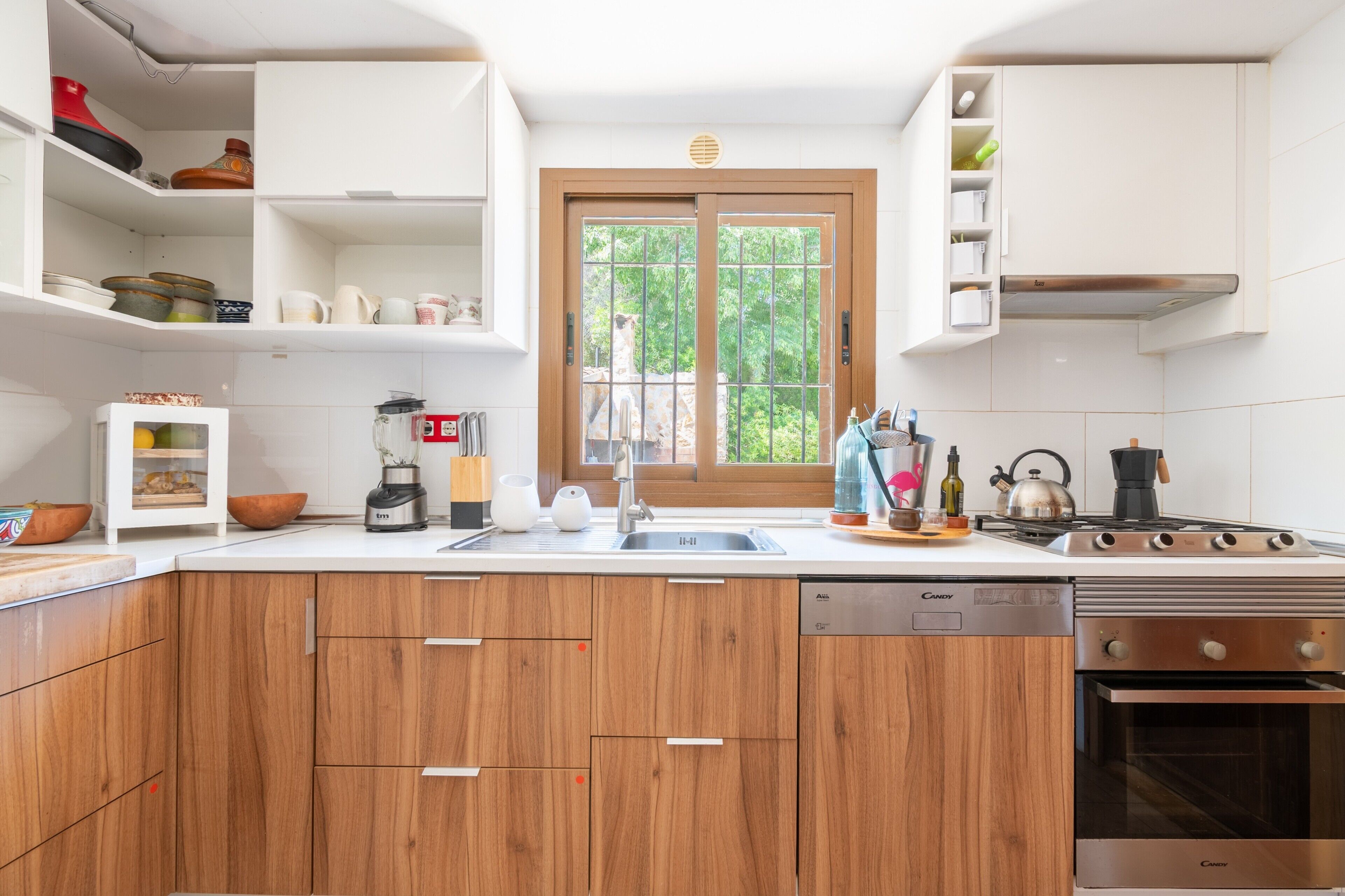 Frigorífico, horno, placa de cocina y cafetera o tetera