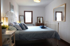 3 dormitoris, planxa i posts de planxar, wifi gratuïta i roba de llit