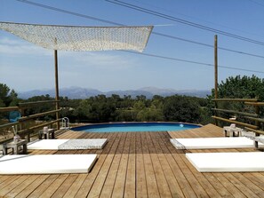 Banyera d'hidromassatge a l'aire lliure