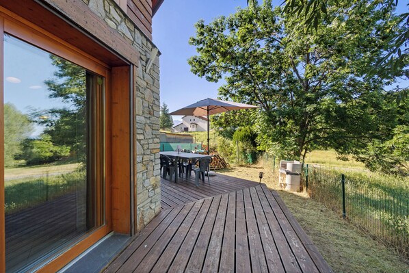 Outdoor dining - Chalet 'Edliane' with Mountain View, Private Terrace and Wi-Fi (Font Romeu Odeillo Via)