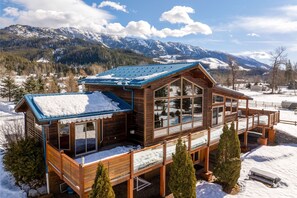 Exterior - Epic Views with Hot Tub, Sauna & Fitness Room. (Fernie)