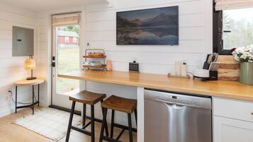 Fridge, oven, stovetop, dishwasher