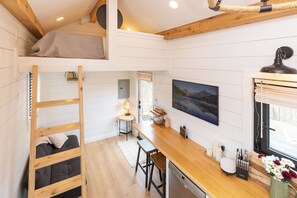 2 室のベッドルーム、デスク、WiFi (無料)、ベッドシーツ