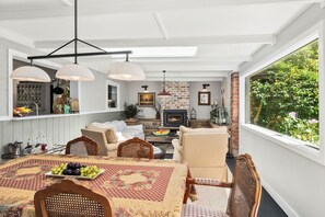 Outdoor dining - European-inspired Country Home walking distance to Bundanoon Village (Bundanoon)