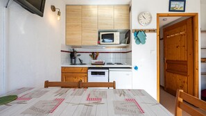 Fridge, microwave, dishwasher, coffee/tea maker