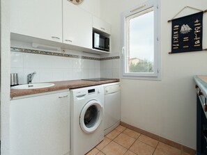 Fridge, microwave, dishwasher, coffee/tea maker