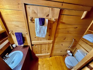 Haartrockner, Handtücher, Seife, Toilettenpapier