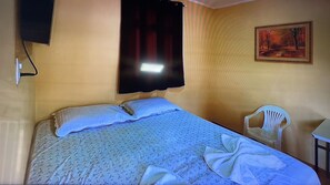 Desk, bed sheets - hotel vale das serras (Jacobina)