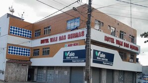 Un edificio con due insegne che riportano 'HOTEL VALE DAS SERRAS' e 'Vale das serras Supermercado'.