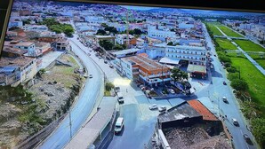 Vista aerea di un paesaggio urbano con un hotel in evidenza, un'ampia strada e edifici circostanti.