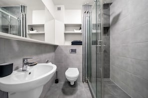 Amenidades de baño gratuitas, secadora de cabello, toallas