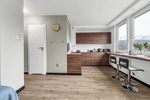 Fridge, microwave, oven, stovetop - National Stadium Studio - Metro Nearby - by Rentujemy (Warszawa)