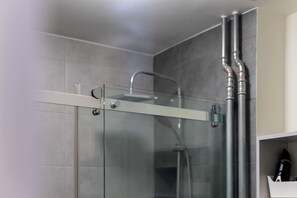 Amenidades de baño gratuitas, secadora de cabello, toallas