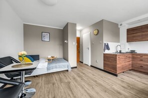 1 habitación, tabla de planchar con plancha, wifi gratis y ropa de cama 