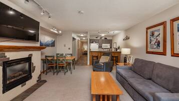 Smart TV, fireplace