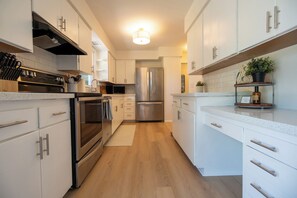 Microwave, oven, stovetop, dishwasher - MIBlueCottage by Hutchins Lake near wineries, orchards, and <10 mi to Saugatuck (Fennville)