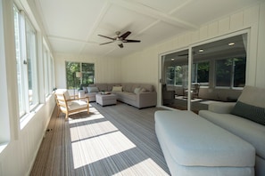 Smart TV - MIBlueCottage by Hutchins Lake near wineries, orchards, and <10 mi to Saugatuck (Fennville)