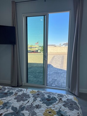 1 bedroom, iron/ironing board, travel cot, WiFi - 2years new modern bungalow Lake and pool views in Lake Havasu City pet friendly (Lake Havasu City)