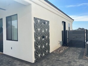 Exterior detail - 2years new modern bungalow Lake and pool views in Lake Havasu City pet friendly (Lake Havasu City)