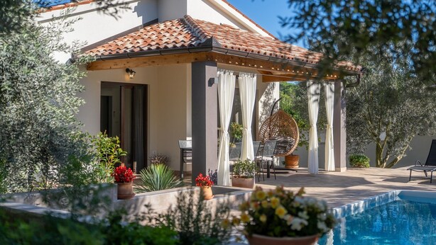 A Mediterranean-style villa with a tiled roof, a covered patio with outdoor furniture, and a swimming pool. - Villa Canziana (Istria - Pula) (Pula)