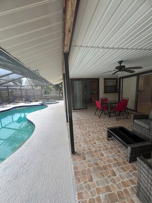 Outdoor pool - Charming 4-bedroom house with AC, WiFi in amazing Brandon (Brandon)