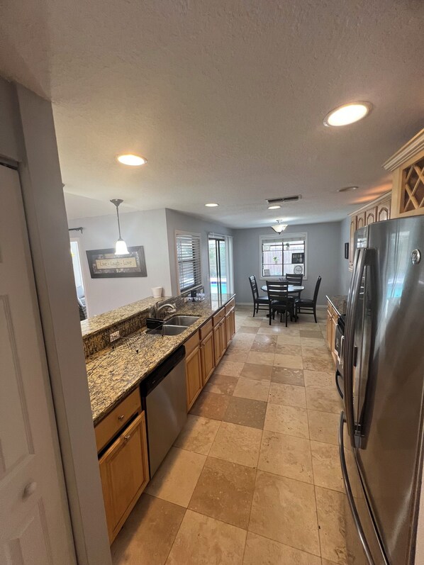 Fridge, microwave, oven, stovetop - Charming 4-bedroom house with AC, WiFi in amazing Brandon (Brandon)