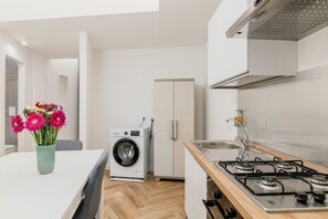 Refrigerador, horno, placa de cocina, utensilios de cocina