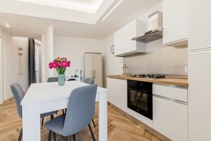 Réfrigérateur, un four, surface de cuisson, bouilloire électrique