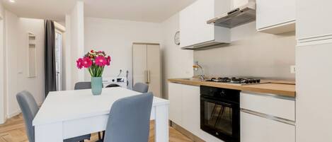 Fridge, oven, stovetop, cookware/dishes/utensils