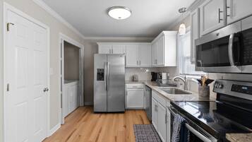 Kjøleskap, mikrobølgeovn, ovn og kokeplater