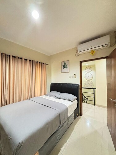 3-bedroom villa with AC, WiFi in fabulous Mantrijeron, Jogja