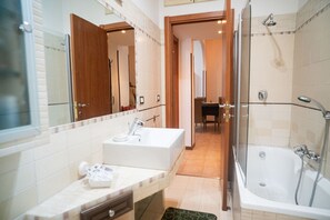 Secadora de cabello y bidet 
