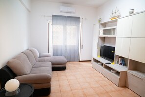 Living area - Bright apartment of 59 sqm located on the ground floor (steps to access), can comfortably accommodate up to 3 people.The accommodation is located in a strategic position, just 4 minutes on foot from the sea, 12 minutes on foot from Ostia station and a fe (Lido di Ostia)