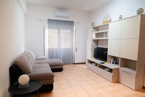 Living area - Bright apartment of 59 sqm located on the ground floor (steps to access), can comfortably accommodate up to 3 people.The accommodation is located in a strategic position, just 4 minutes on foot from the sea, 12 minutes on foot from Ostia station and a fe (Lido di Ostia)