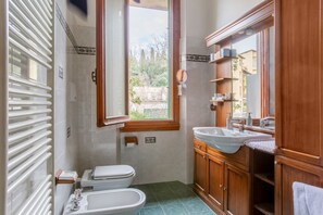 Een douche, een haardroger, een bidet, handdoeken
