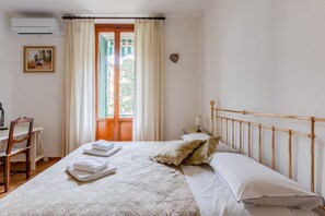 2 slaapkamers, een strijkplank/strijkijzer, wifi, beddengoed