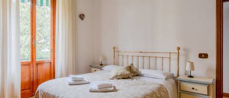 2 habitaciones, tabla de planchar con plancha, wifi y ropa de cama