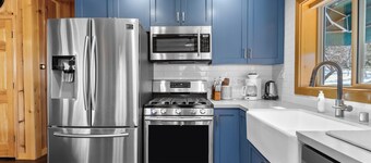 Bear Creek Haven - Walk to Village & Lake, Hot Tub, Deck, BBQ