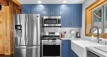 Bear Creek Haven - Walk to Village & Lake, Hot Tub, Deck, BBQ