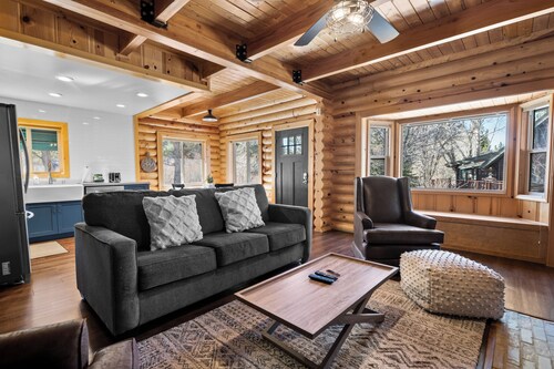 Bear Creek Haven - Walk to Village & Lake, Hot Tub, Deck, BBQ