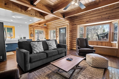 Bear Creek Haven - Walk to Village & Lake, Hot Tub, Deck, BBQ