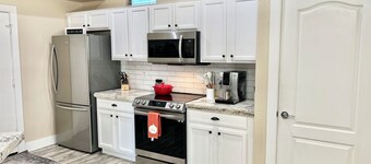 Sunset Retreat! Quiet, gated community, close to hiking and restaurants