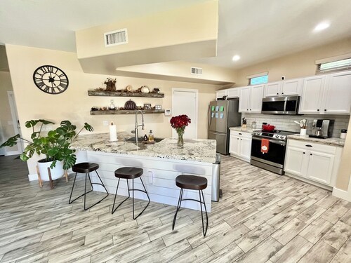 Sunset Retreat! Quiet, gated community, close to hiking and restaurants