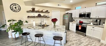 Sunset Retreat! Quiet, gated community, close to hiking and restaurants