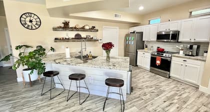 Sunset Retreat! Quiet, gated community, close to hiking and restaurants