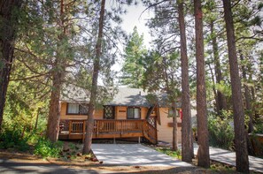 Exterior - The Scandinavian Bear - AC, Close to Slopes, Smart TV, Fireplace, Deck, BBQ (Big Bear Lake)