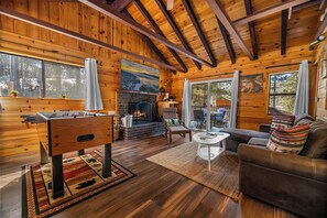Smart TV, fireplace, foosball - The Scandinavian Bear - AC, Close to Slopes, Smart TV, Fireplace, Deck, BBQ (Big Bear Lake)