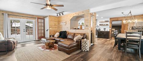 Una Smart TV, una chimenea, una mesa de tenis de mesa