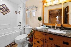 Secador de pelo, toallas